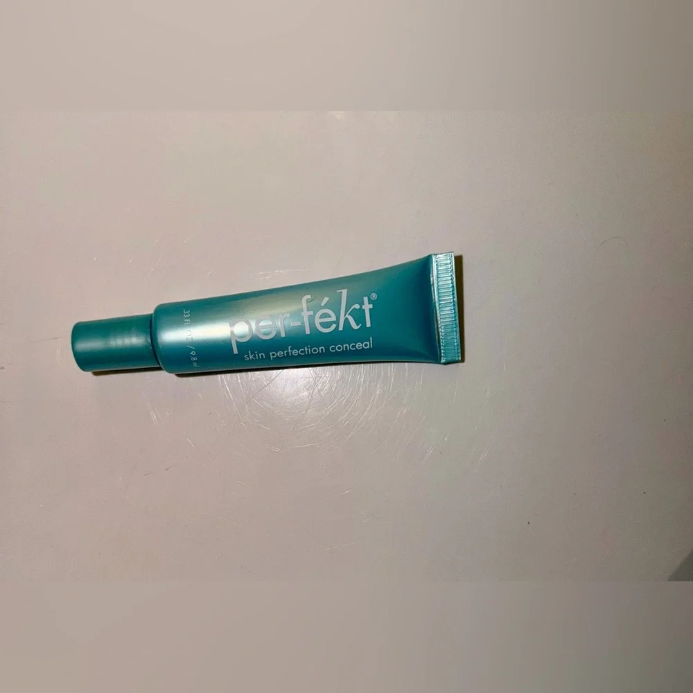 NWT l per-fékt l skin perfection conceal l .33oz